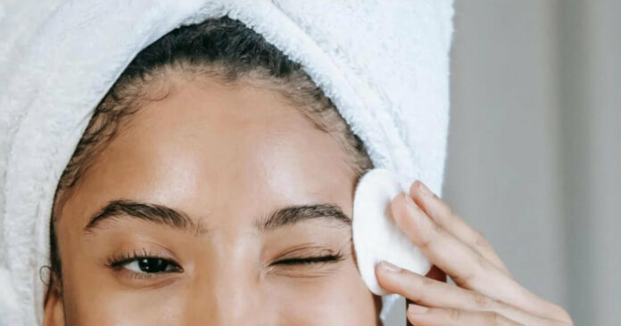 How to Remove Waterproof Mascara? (12 Easy Ways)