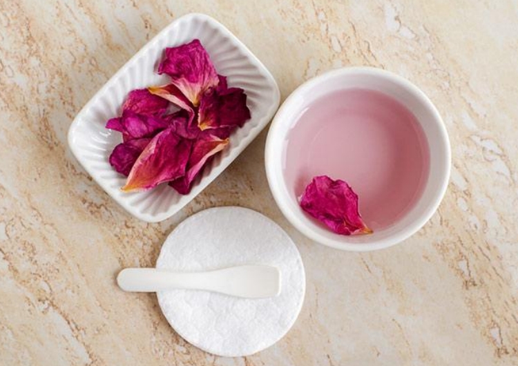 How to Make Rose Water for Hair